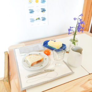 Montessori alátét használatban kisasztalon